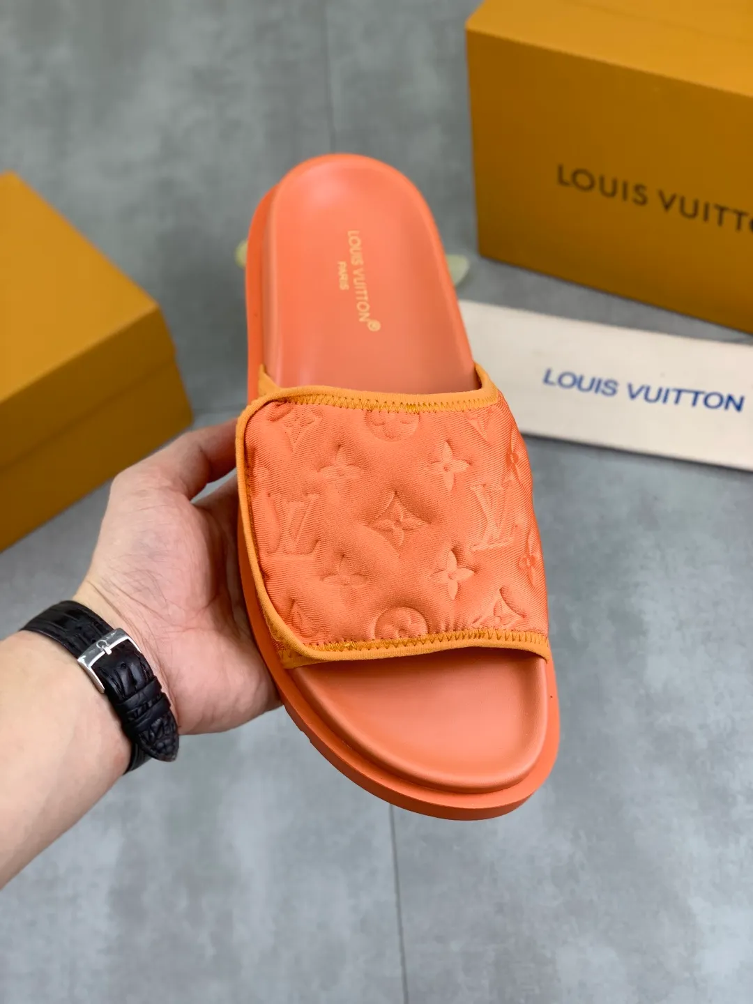 Men's shoes 💰P320 💰[New style]🆘 Original quality [LOUIS VUITTON] The popular Louis Vuitton LV men's slippers on the official website are on sale simultaneously! Original fabric imported from Italy, original factory special supply, code number: 38-44 (45 customized), many colors available